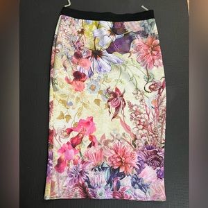 High waist straight skirt.